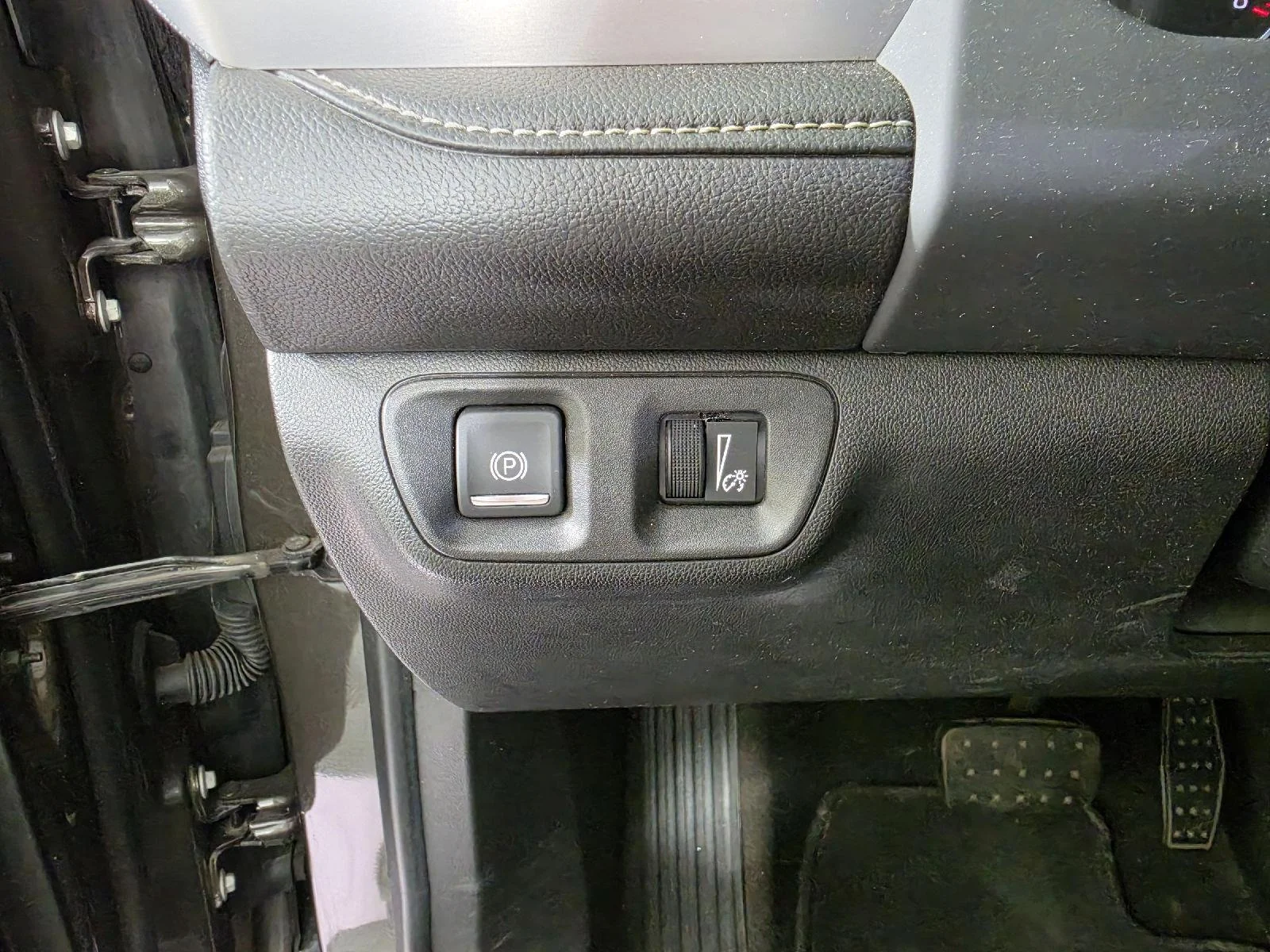 Used 2020 Smokey Quartz Metallic GMC SLE image 16