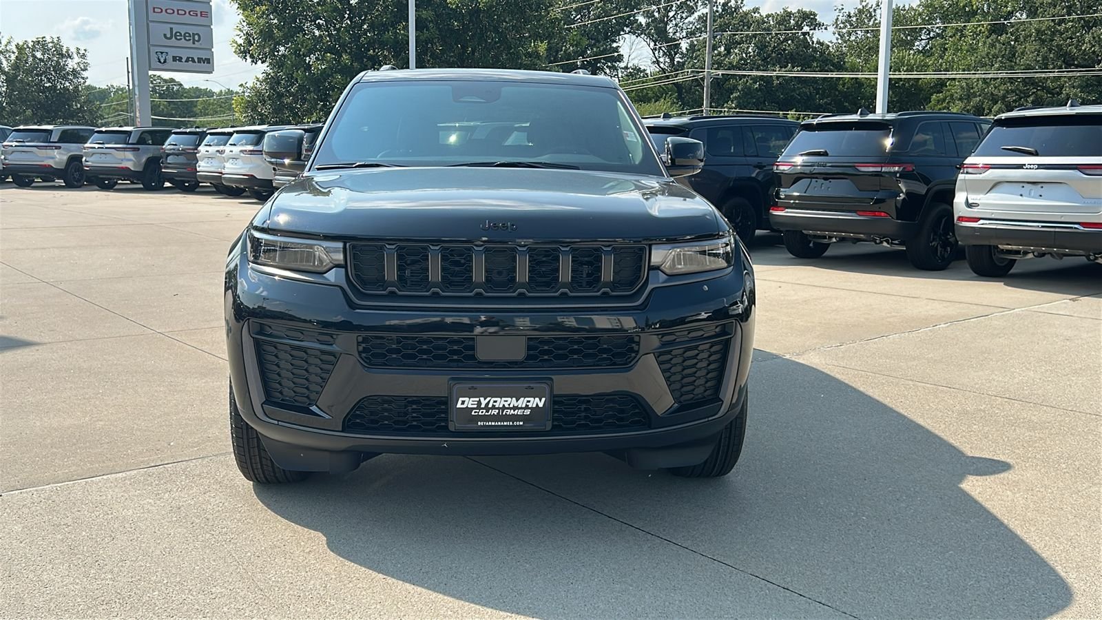 New 2026 Diamond Black Crystal Pearl-Coat Exterior Paint Jeep Altitude image 9
