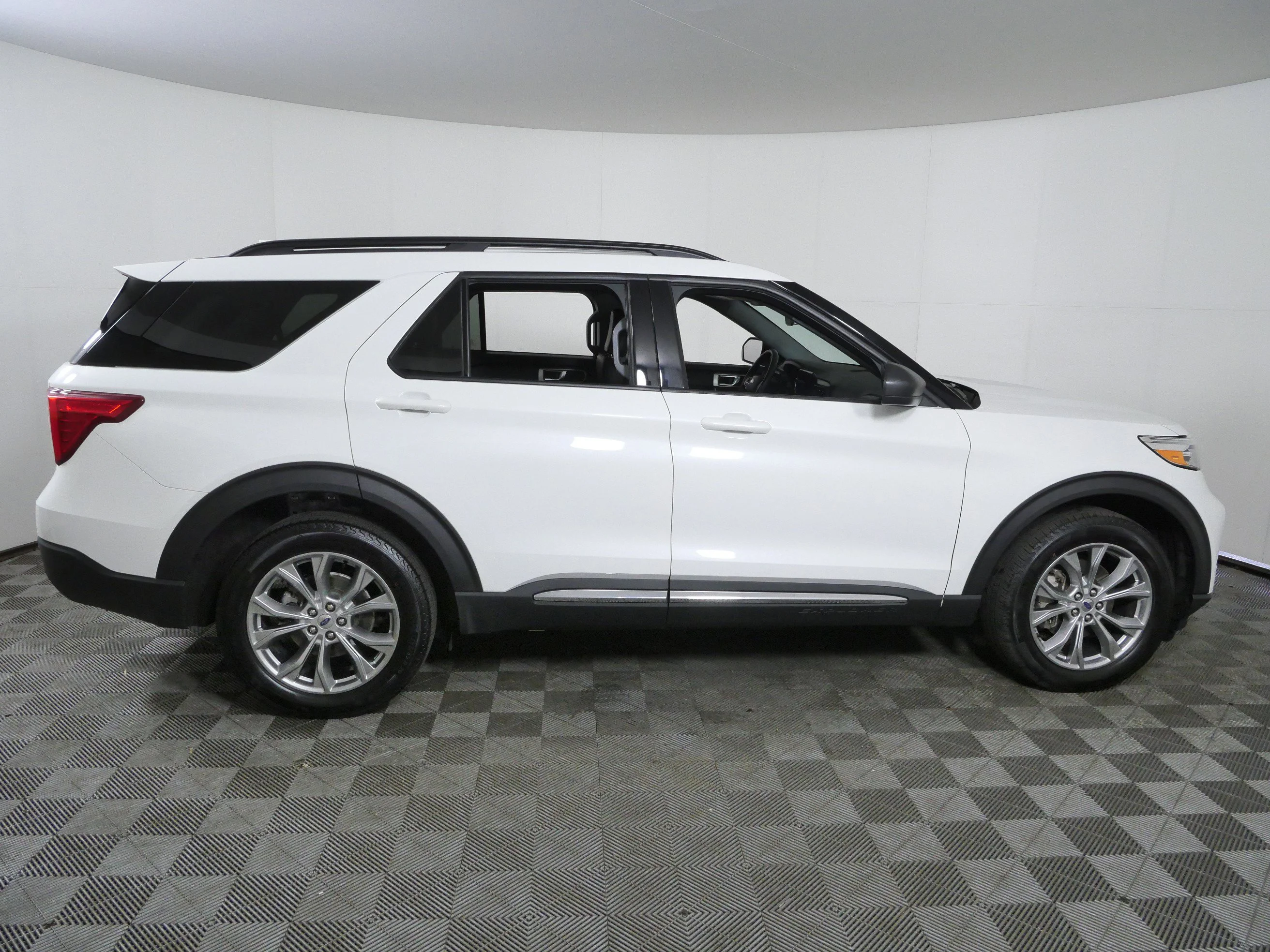 Certified Used 2024 White Metallic Ford XLT image 10