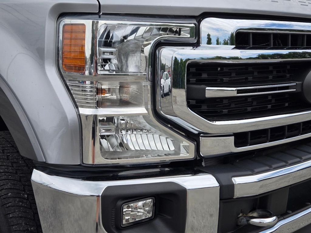 Used 2022  Ford Lariat image 2