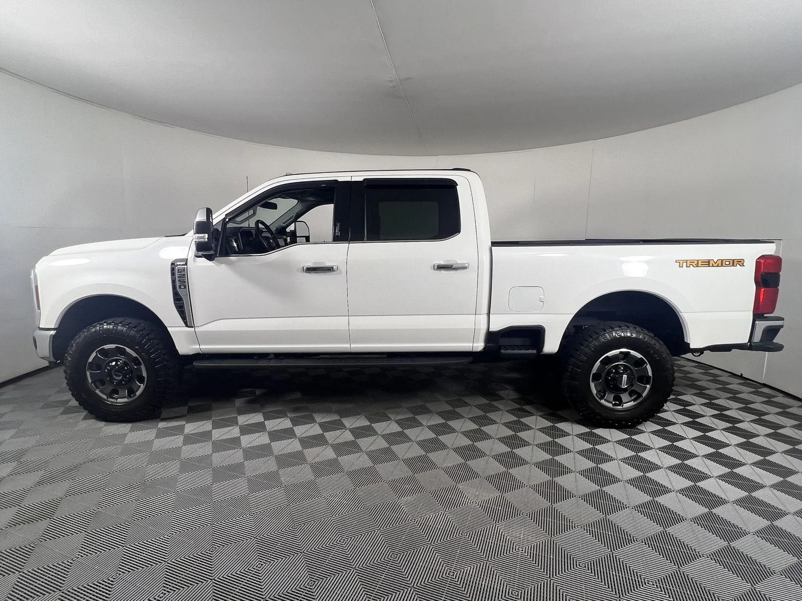 Used 2024 Star White Metallic Tri-Coat Ford LARIAT image 8