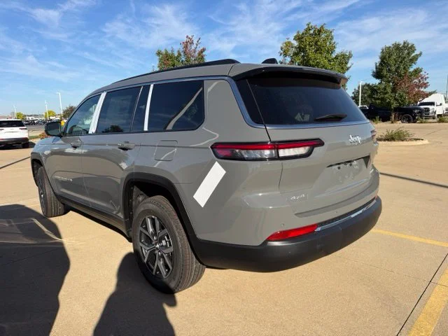 New 2027 Gray Jeep Laredo X image 17