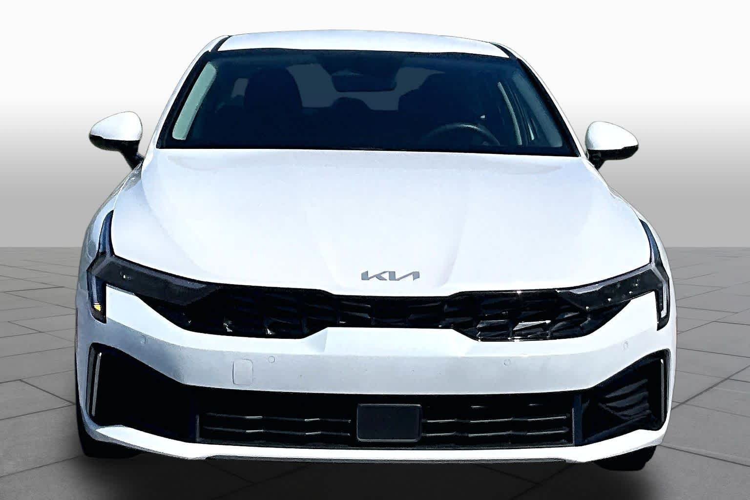 Used 2025 Snow White Pearl Kia LXS image 4