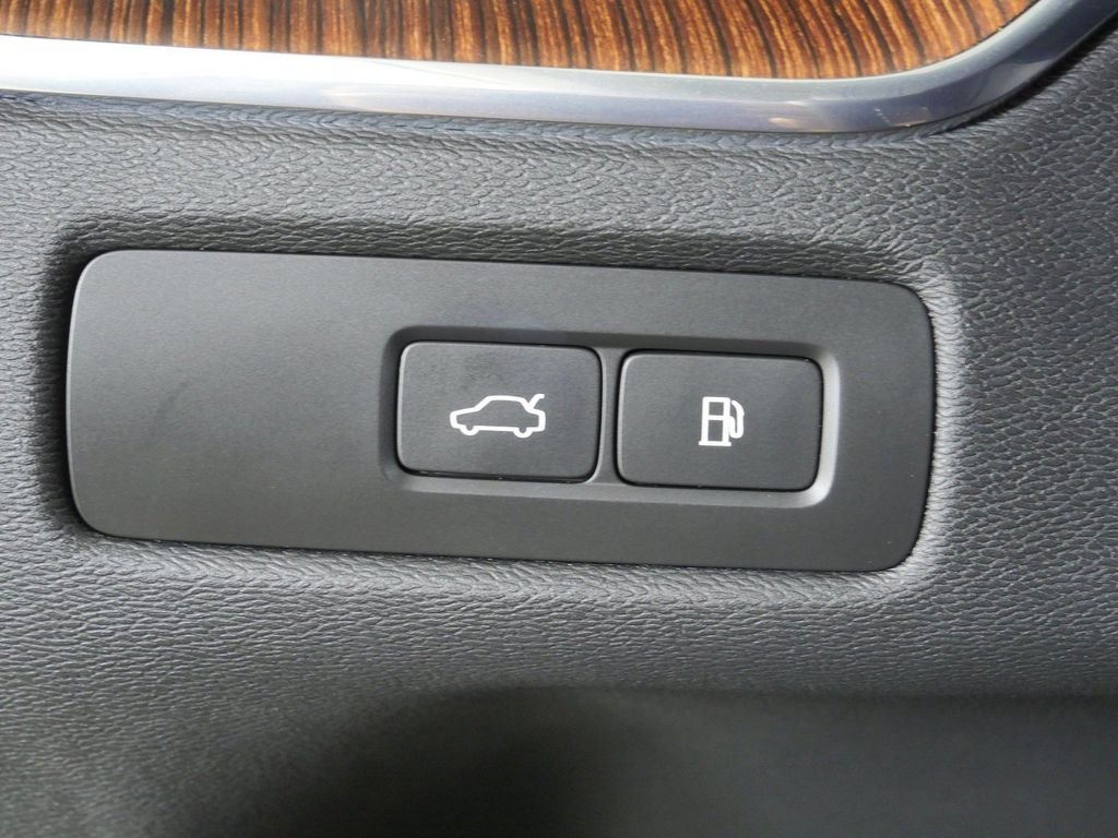 Used 2023 Silver Volvo Ultimate image 40