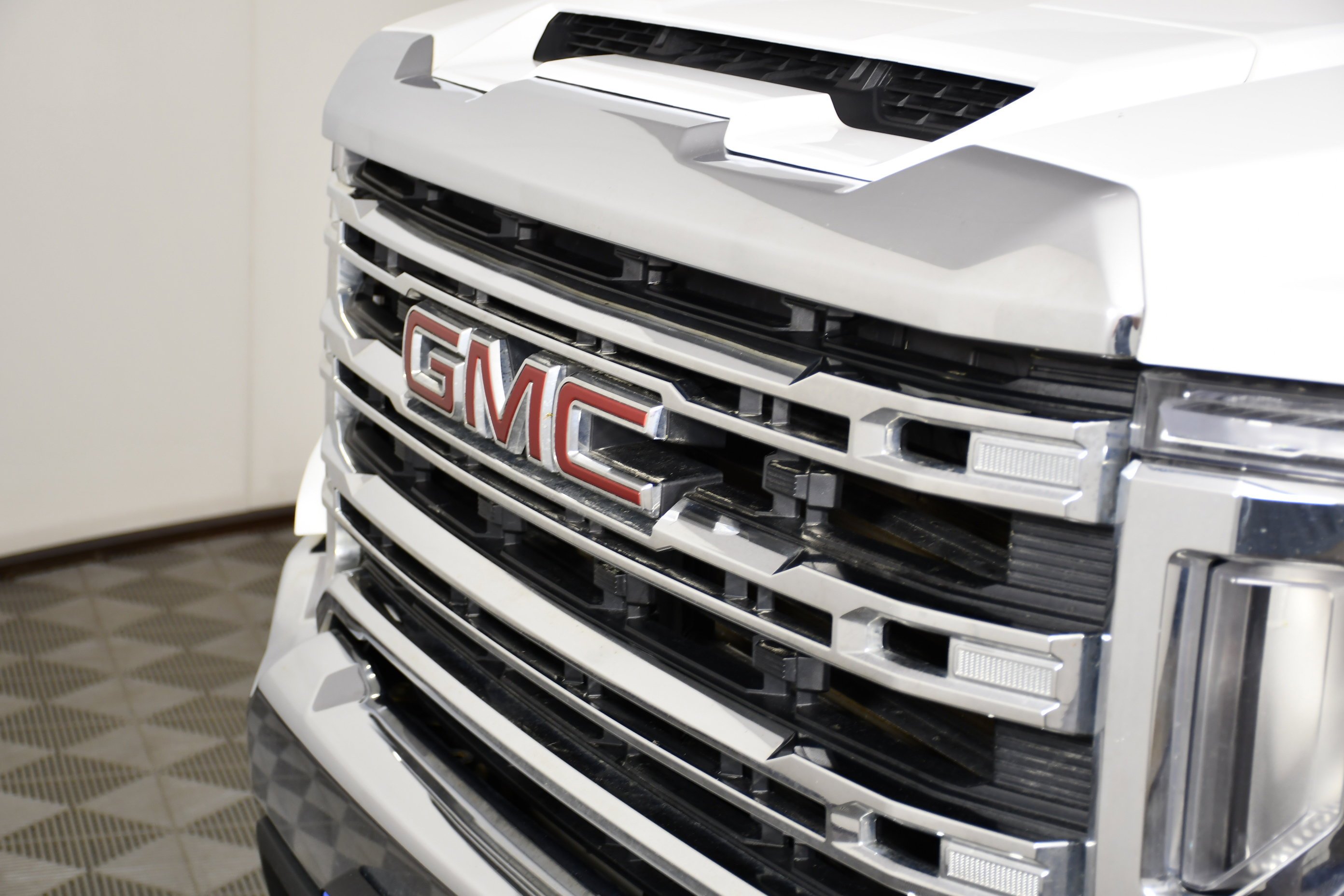 Used 2022 White GMC SLE image 11