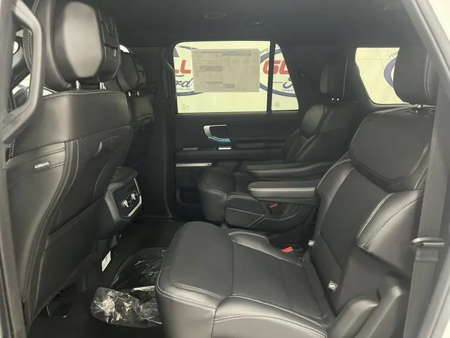 New 2027 Star White Metallic Tri-Coat Ford Platinum image 16