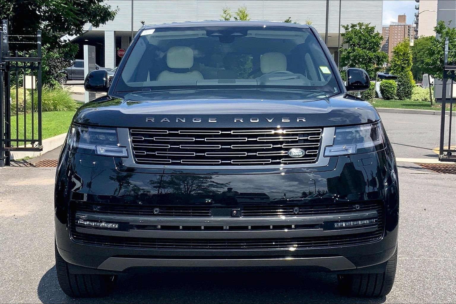 New 2026 Santorini Black Land Rover SE image 3