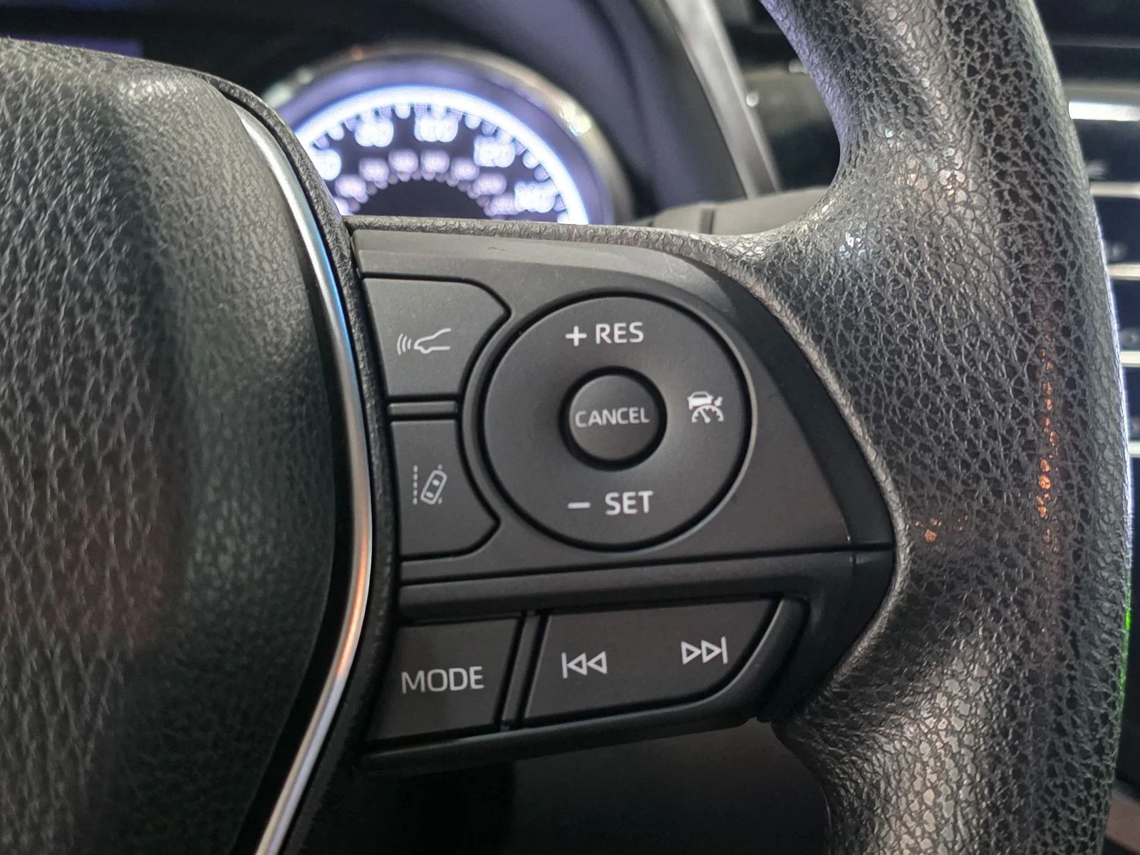 Used 2018 Gray Toyota LE image 33