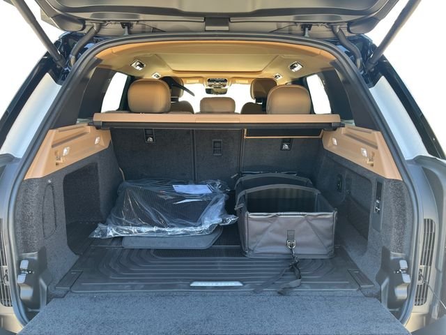 New 2026 Ostuni Pearl White Land Rover SE image 18