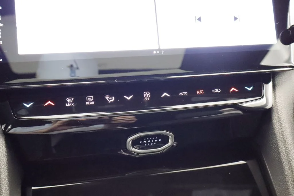 New 2026 Diamond Black Crystal Pearlcoat Jeep Altitude image 23