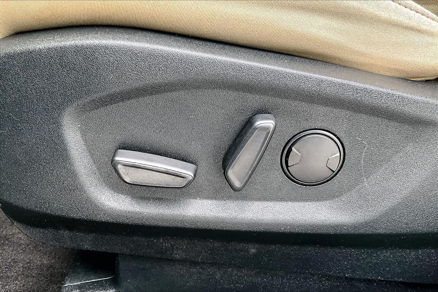 Used 2020 Agate Black Ford SE image 31