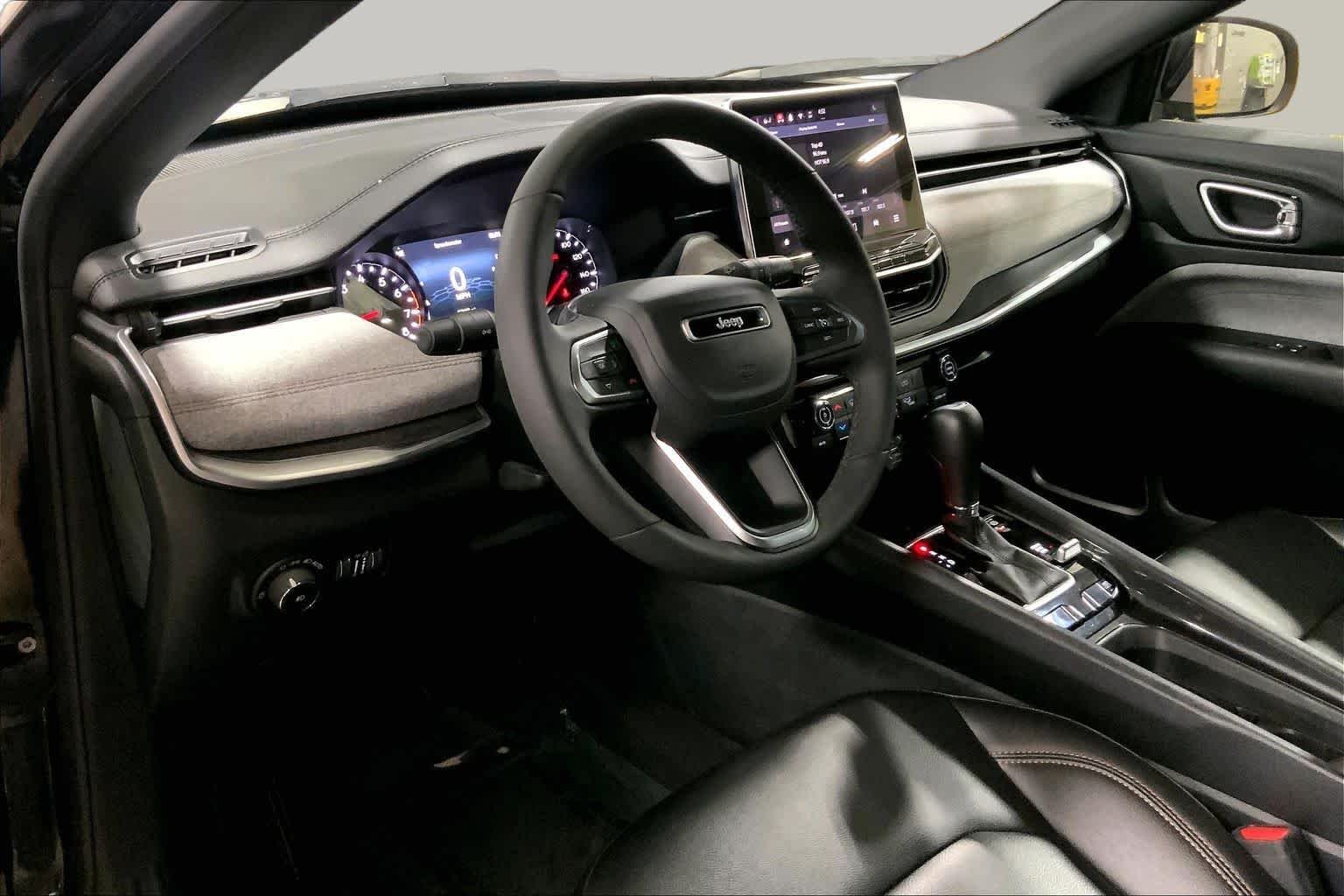 Used 2024 Diamond Black Crystal Pearlcoat Jeep Latitude Lux image 17