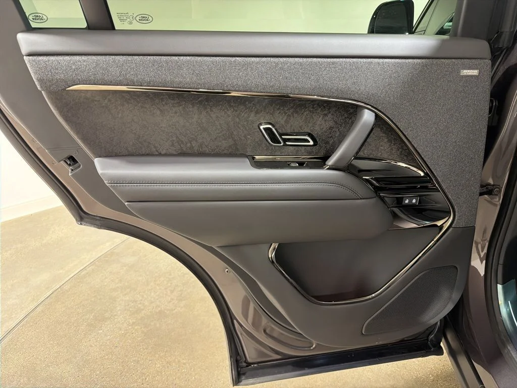 New 2026 Charente Grey Land Rover Dynamic SE P530 V8 image 9