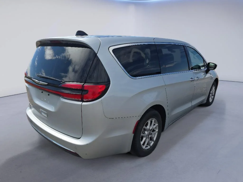 Used 2024 Silver Chrysler Touring L image 5