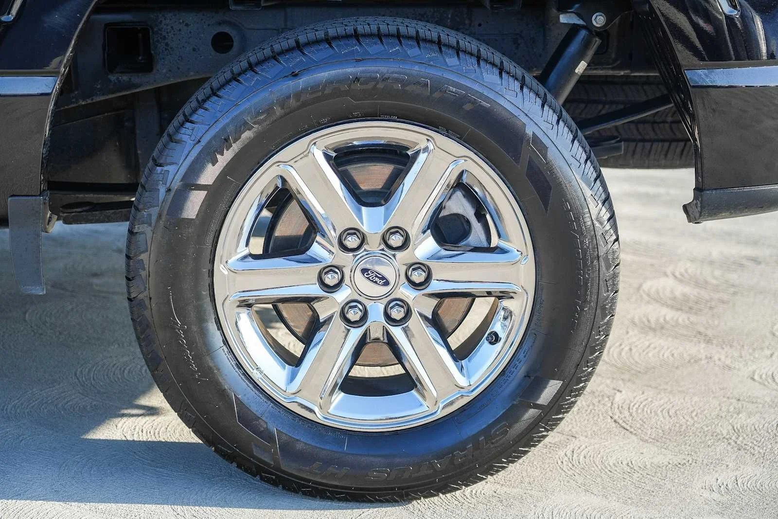 Used 2025 Agate Black Metallic Ford XLT image 9