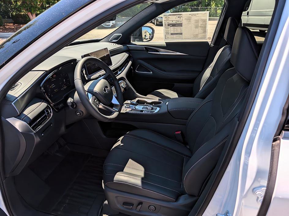 New 2027 2T RAD WHT INFINITI SPORT image 11