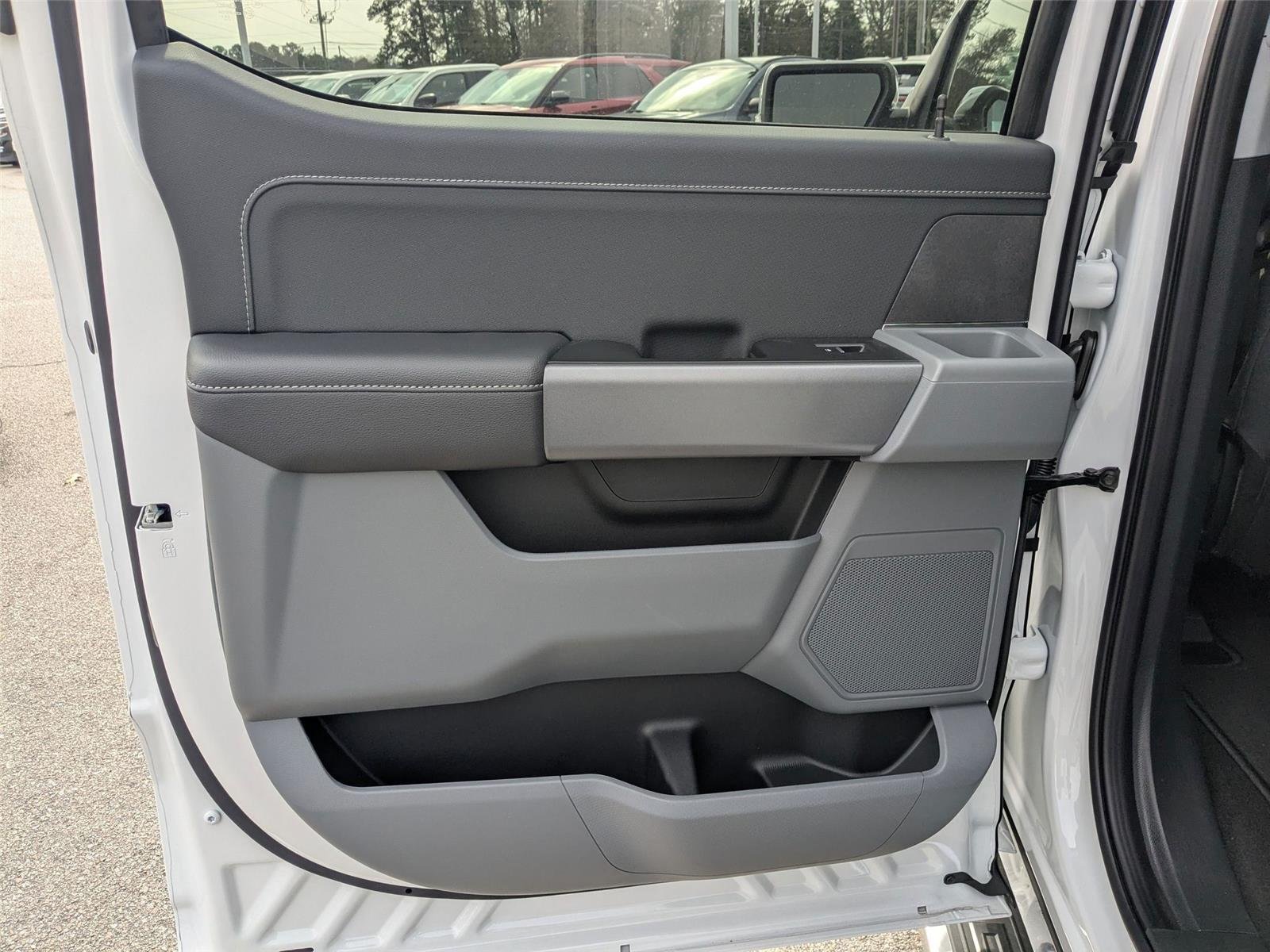 New 2025 Oxford White Ford XLT image 25