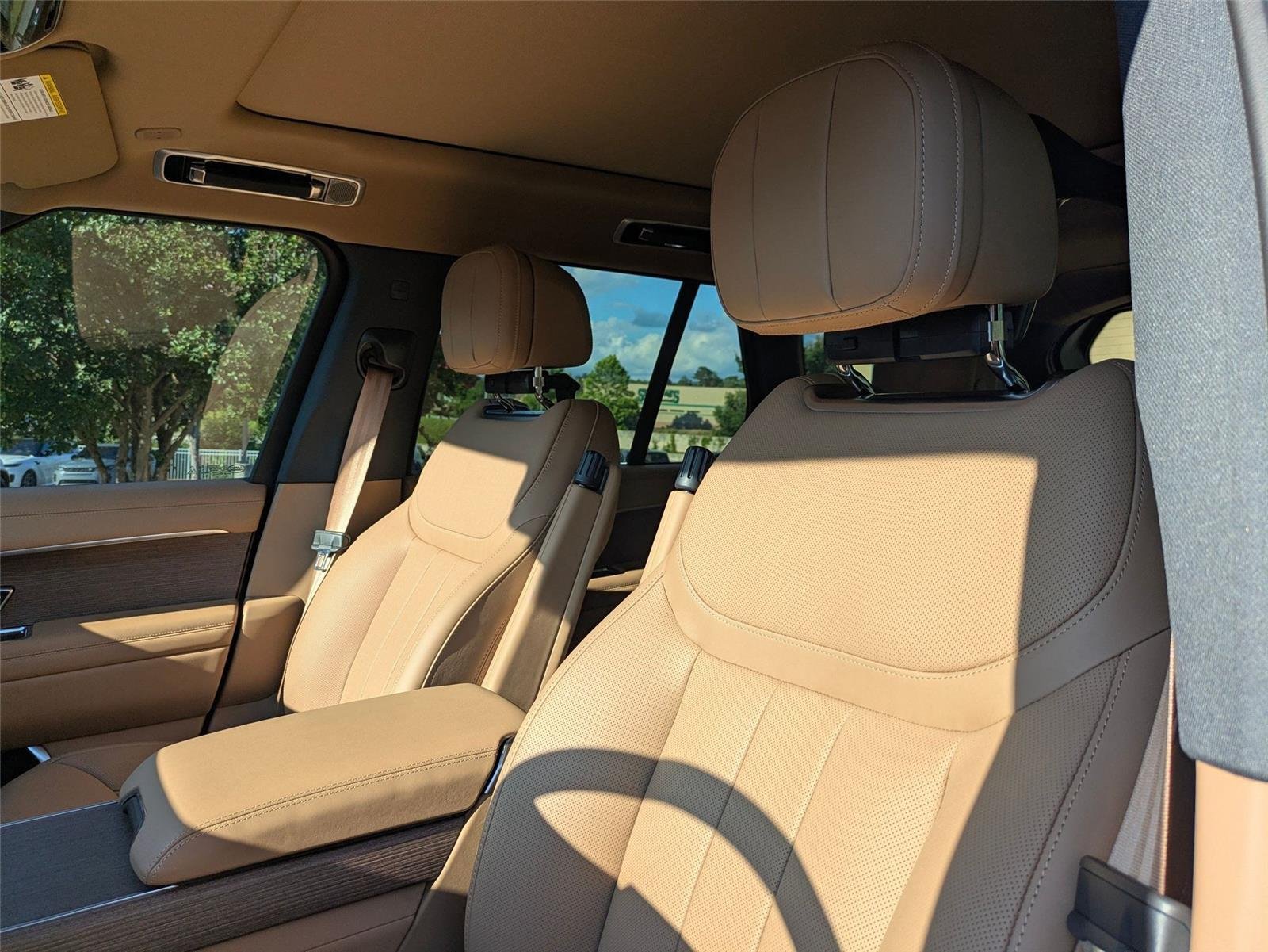 New 2026 Velocity Blue Land Rover SE image 14