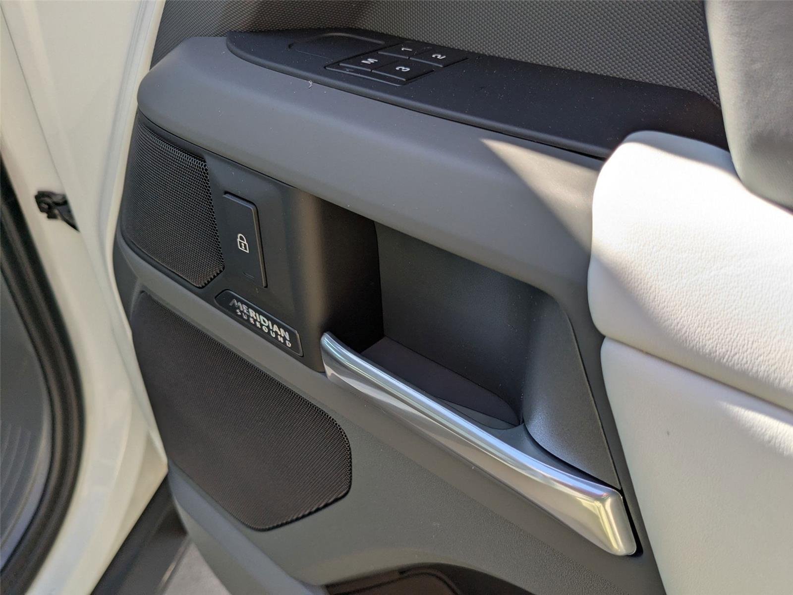 Used 2025 Fuji White Land Rover X-Dynamic SE image 35