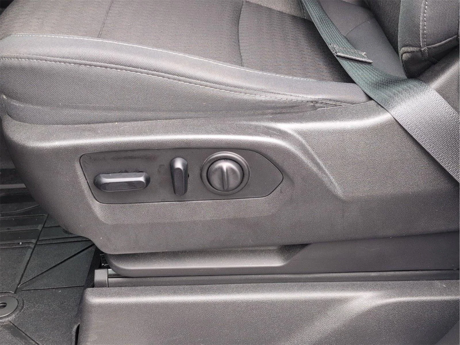 Used 2019 SUMMIT WHITE Chevrolet LT image 14