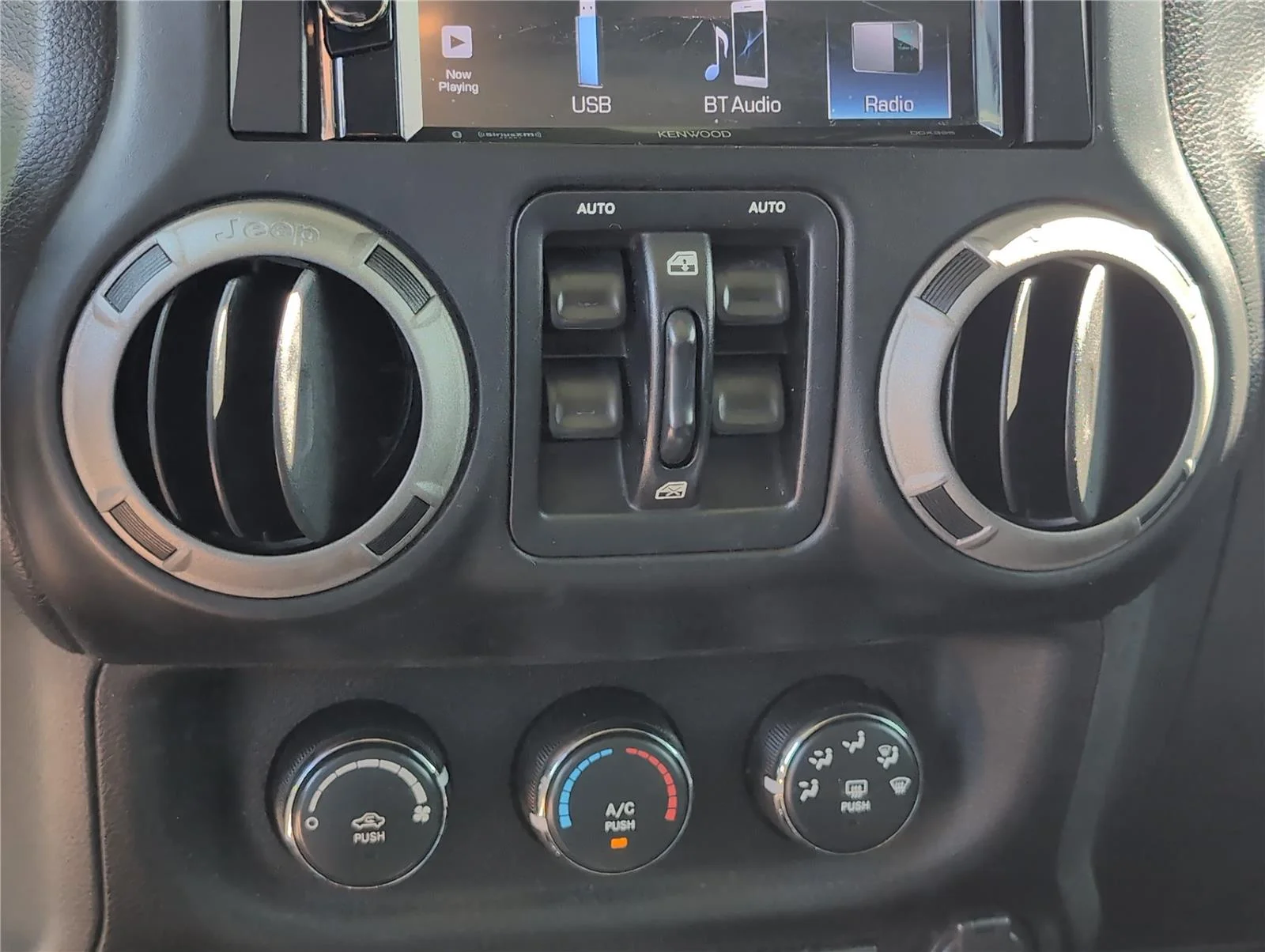 Used 2013 Gecko Pearl Jeep Sport image 23