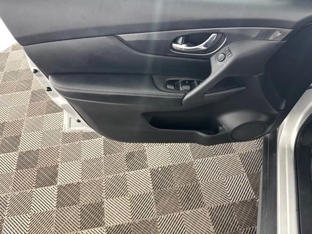 Used 2017 Silver Nissan SV image 18