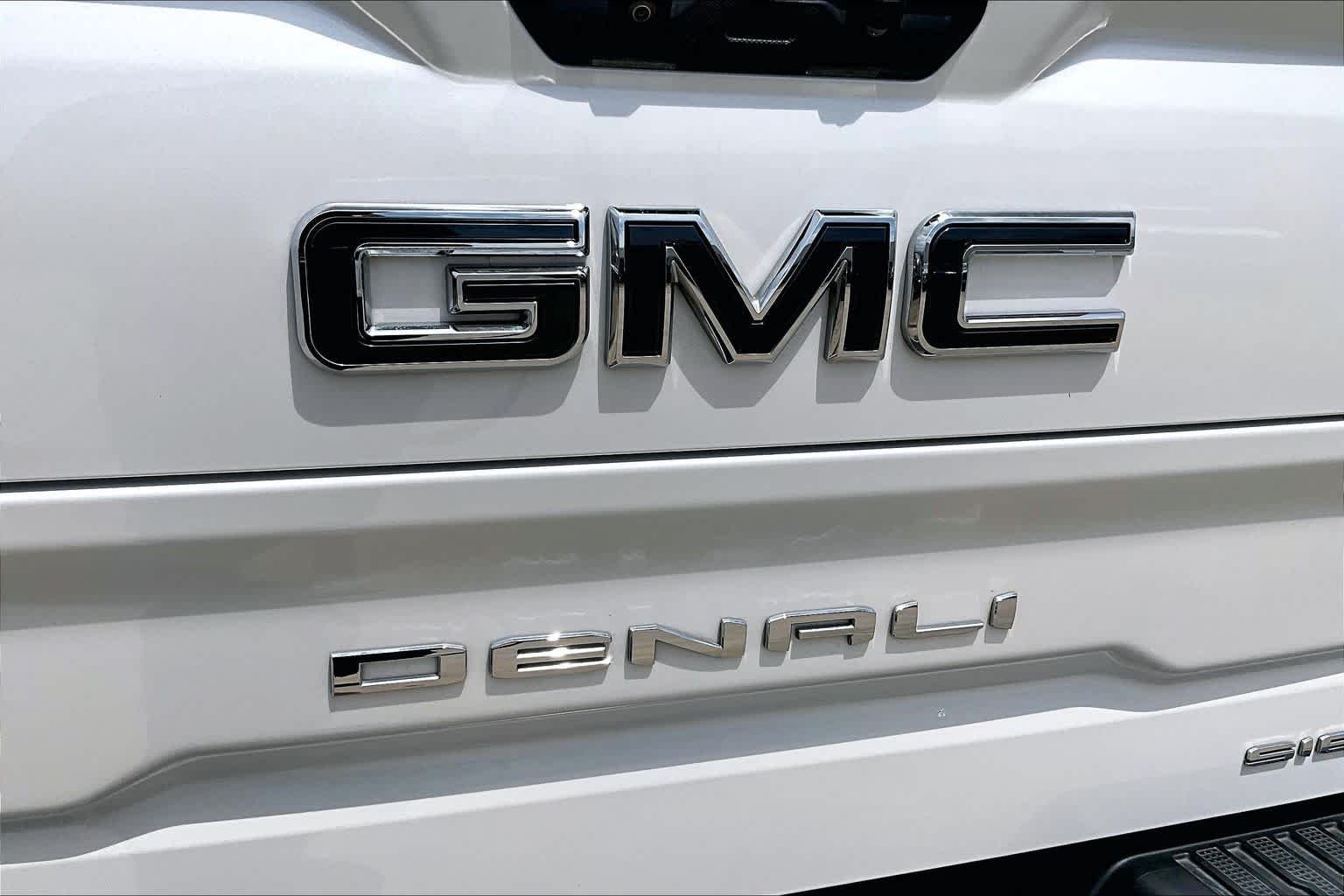 Used 2023 White Frost Tricoat GMC Denali Ultimate image 31
