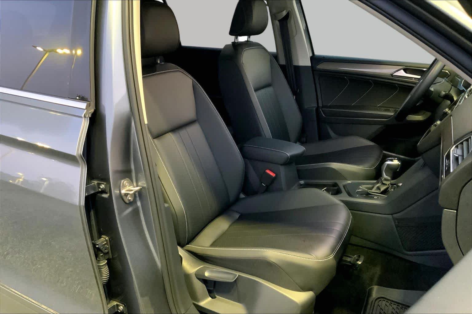 Used 2024 Platinum Gray Metallic Volkswagen SE image 9