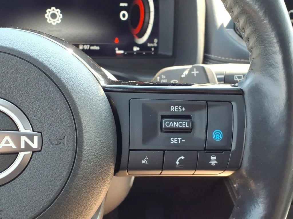 Used 2022 Silver Nissan Platinum image 32