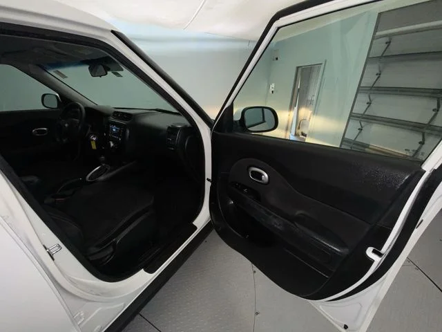 Used 2018 White Kia Plus image 23