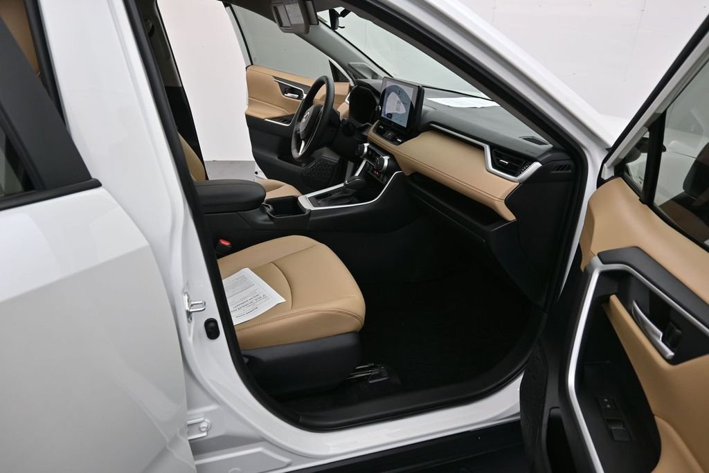 Used 2025 Beige Toyota XLE Premium image 17
