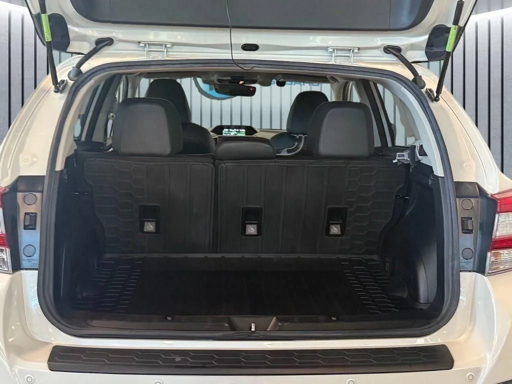 Used 2019 White Subaru 2.0i Limited image 9