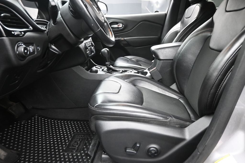 Used 2019 Silver Jeep Latitude Plus image 16