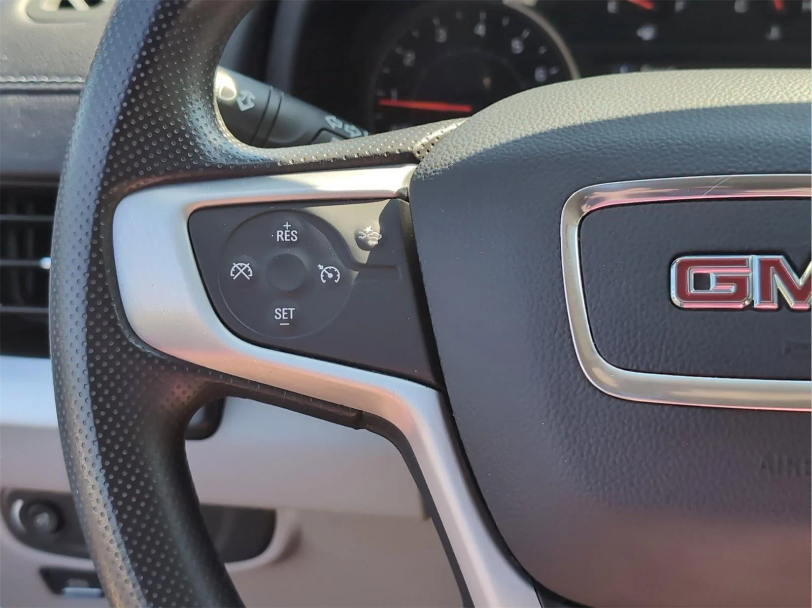 Used 2022 Summit White GMC SLE image 28