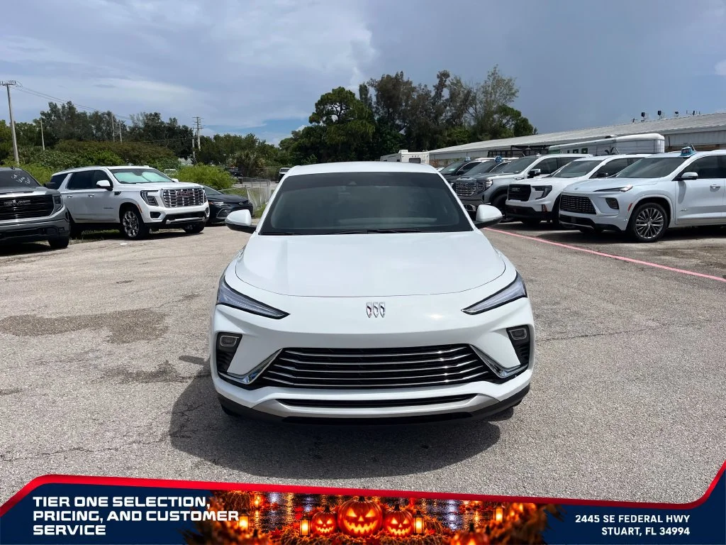 Used 2025 Summit White Buick Preferred image 3