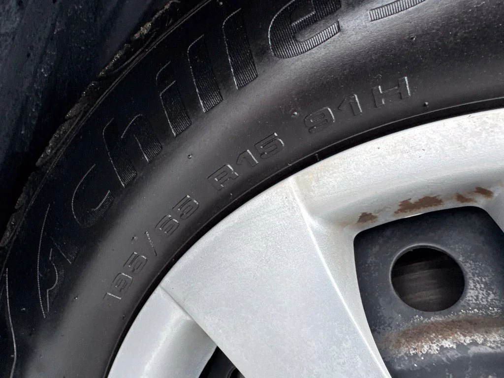 Used 2010 Silver Toyota LE image 27