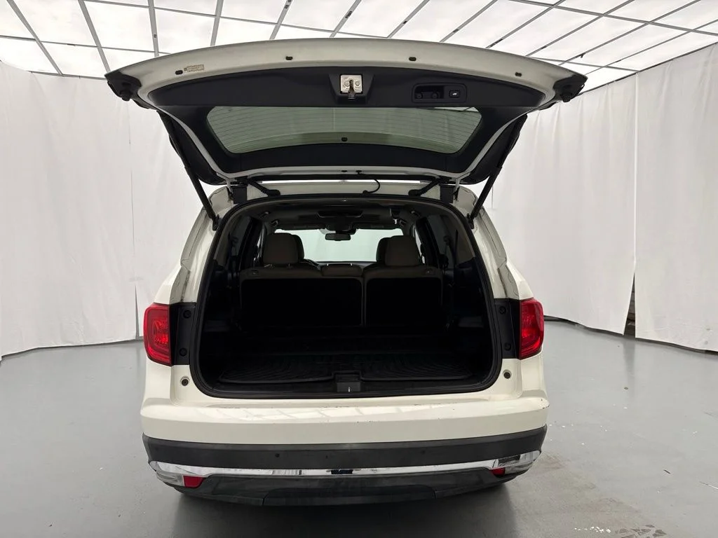 Used 2016 White Honda Touring image 11
