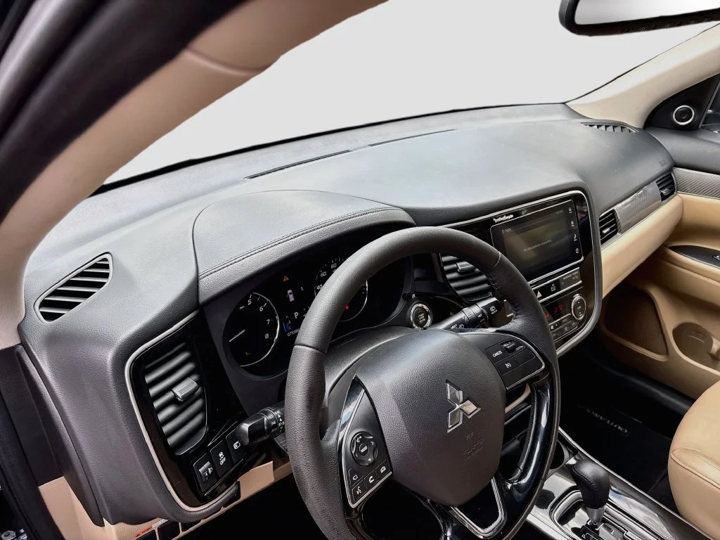 Used 2019 Labrador Black Metallic Mitsubishi SEL image 9