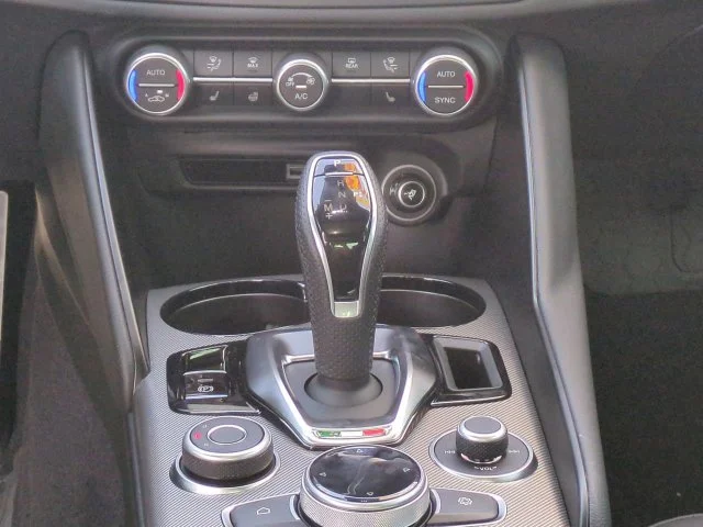 2025 Alfa Romeo Giulia Base - Photo 17