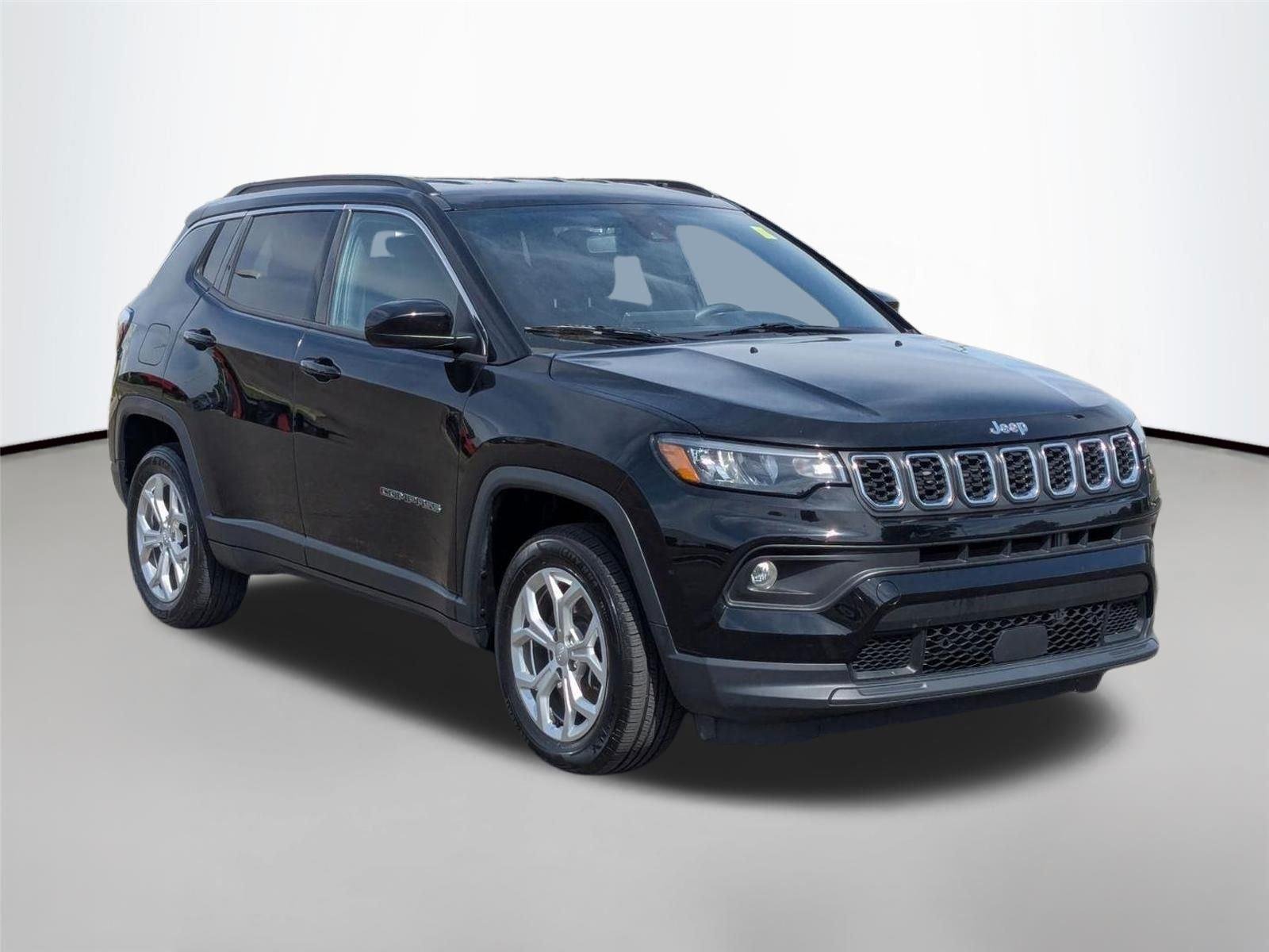 Used 2024 Diamond Black Crystal Pearlcoat Jeep Latitude image 4