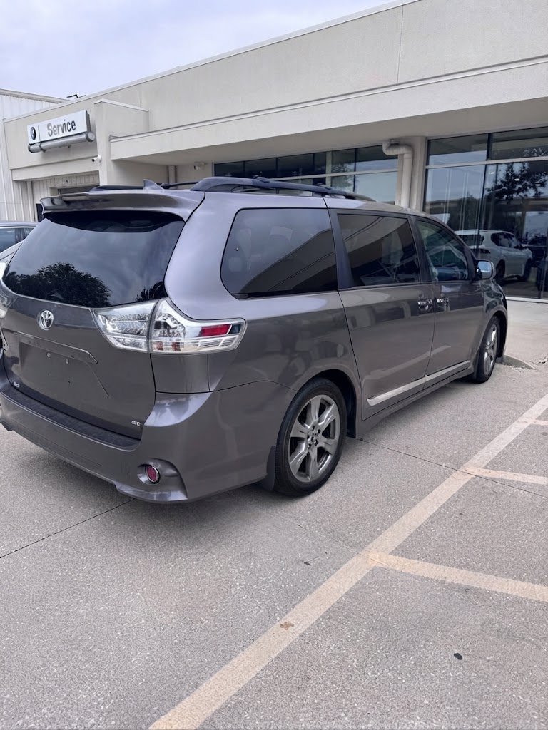 Used 2018 Predawn Gray Mica Toyota SE Premium image 3