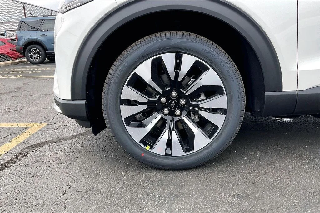 New 2026 Star White Metallic Tri-Coat Ford Platinum™ image 8