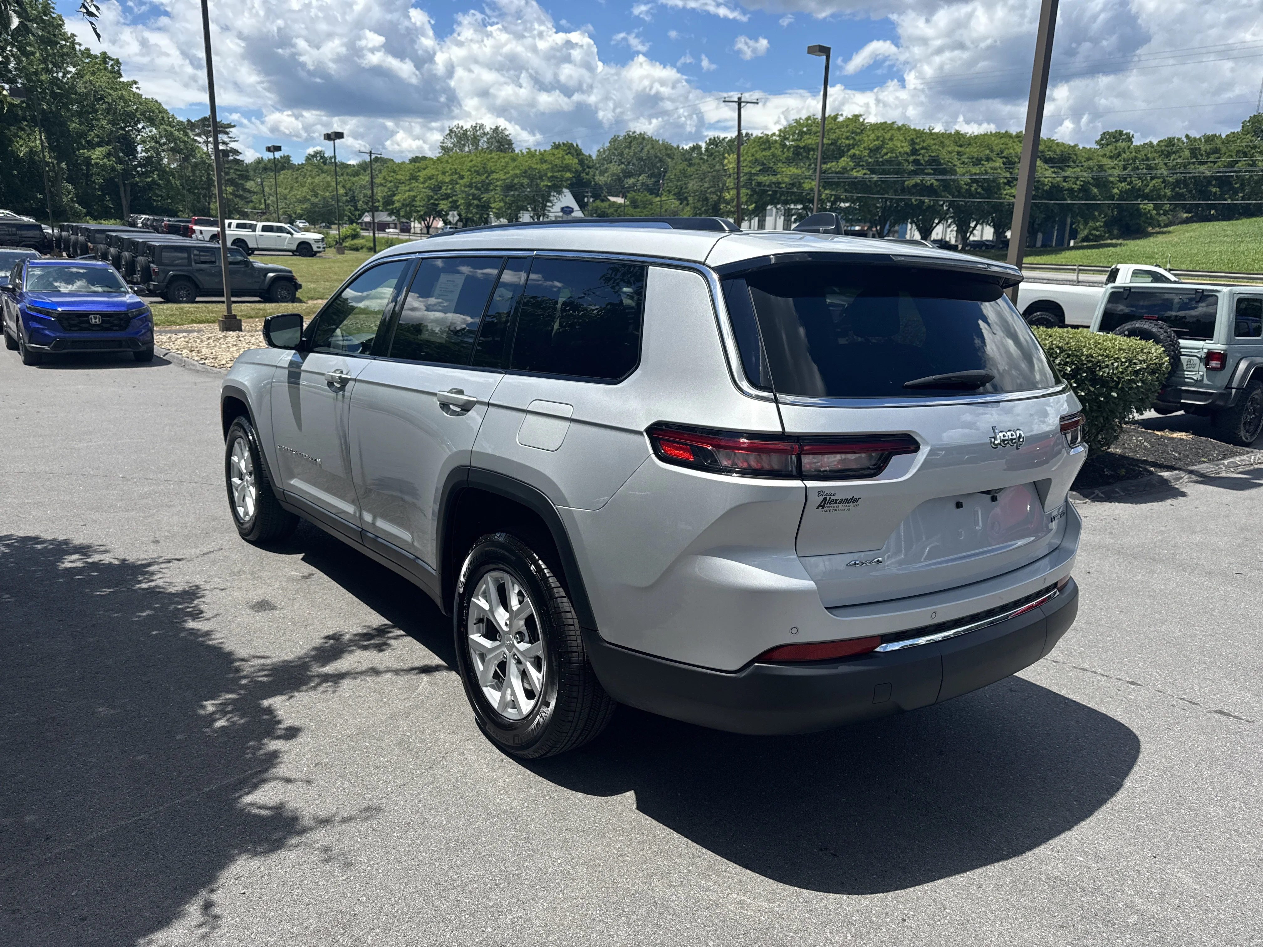 Used 2023 Silver Zynith Jeep Limited image 6