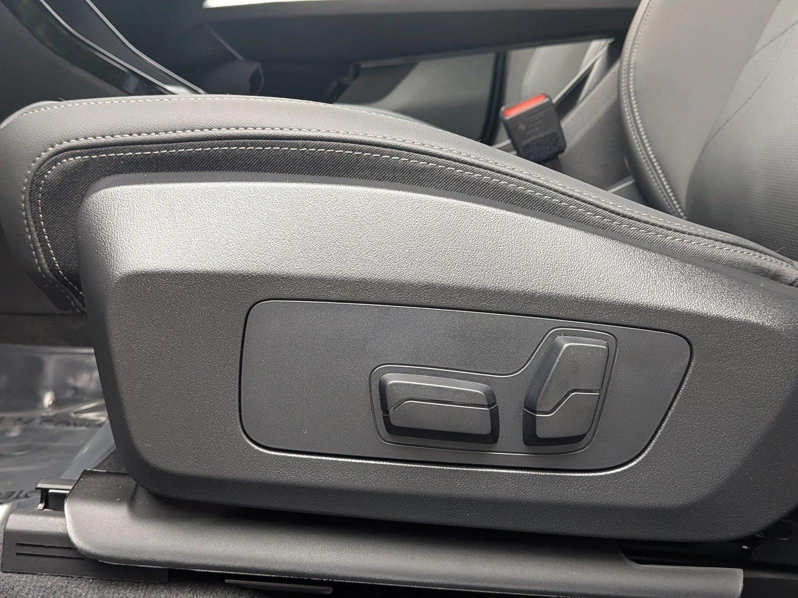 Used 2026 Mineral White Metallic BMW xDrive28i image 4