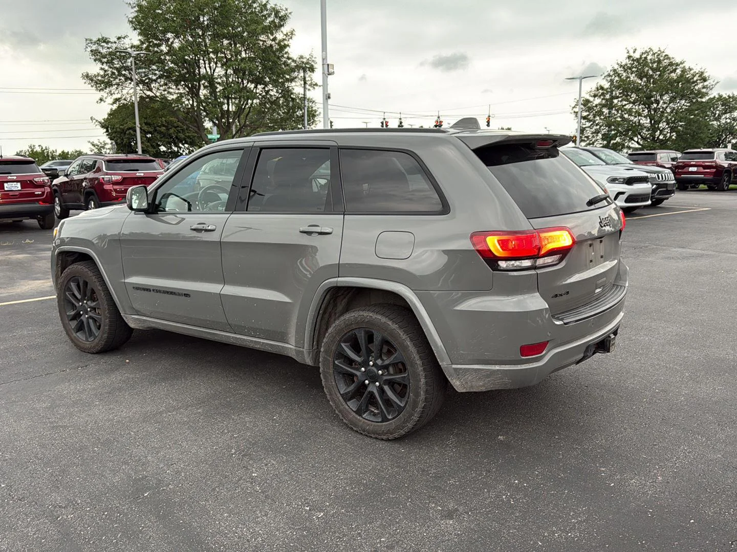 Used 2022 Sting-Gray Clearcoat Jeep Laredo X image 6
