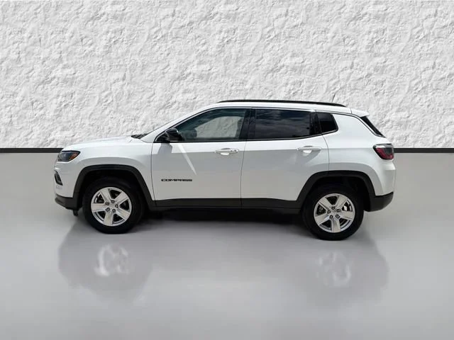 Used 2022 Bright White Clearcoat Jeep Latitude image 6
