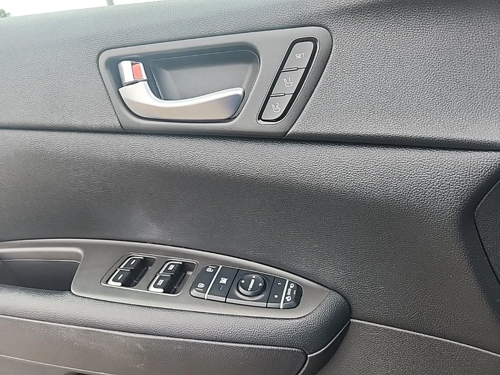 Used 2017 Gray Kia Base image 24
