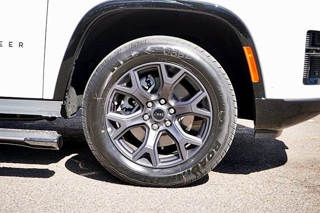 New 2026 Bright White Clear-Coat Exterior Paint Jeep Limited Altitude image 8