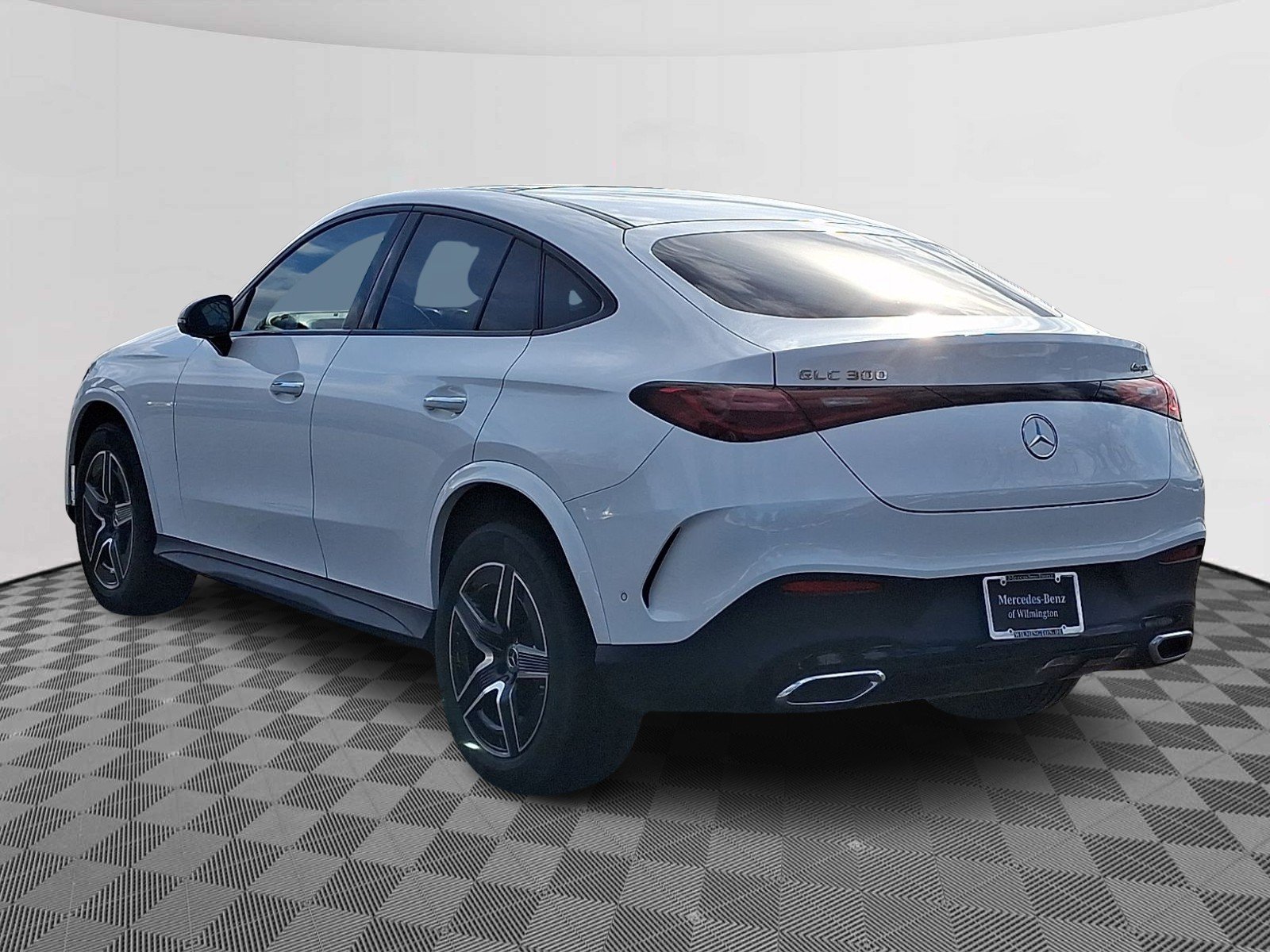 Certified Used 2024 Polar White - 149 Mercedes-Benz 4MATIC® Coupe image 4
