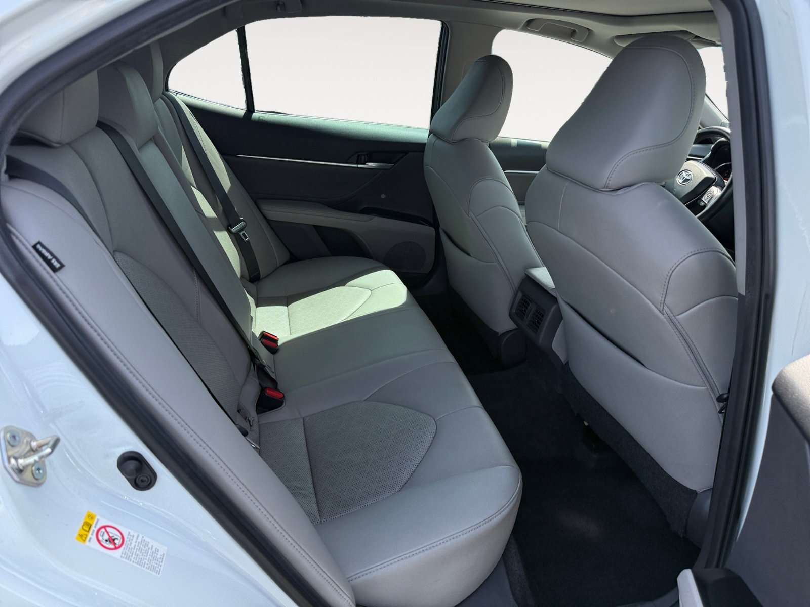 Used 2018 Pearl Toyota XSE V6 image 18